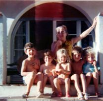 entourée de ma soeur, mes cousins et de ma grand-mère (1970)
